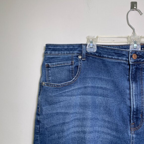 Women's Size 24R American Eagle Stretchy Distressed Knee Mom Jeans - Picture 5 of 12